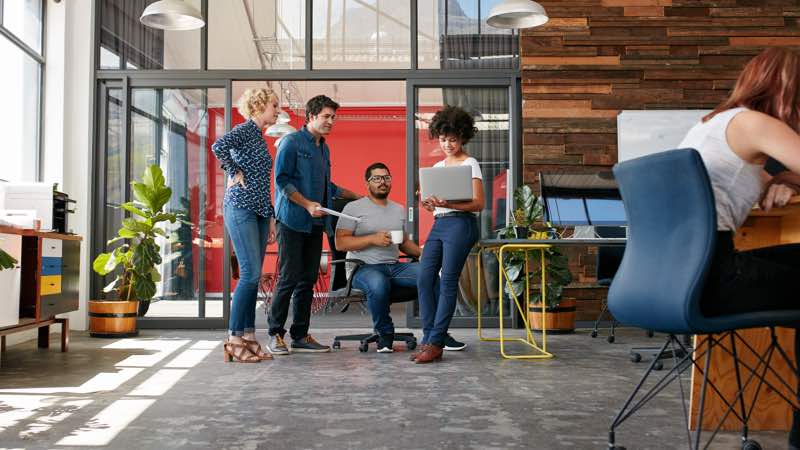 Grupo de trabalho se reúne num escritório informal