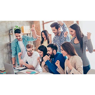 Grupo de pessoas comemorando em frente ao computador.