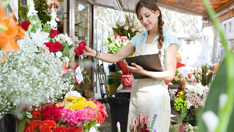 Mulher trabalhando numa floricultura