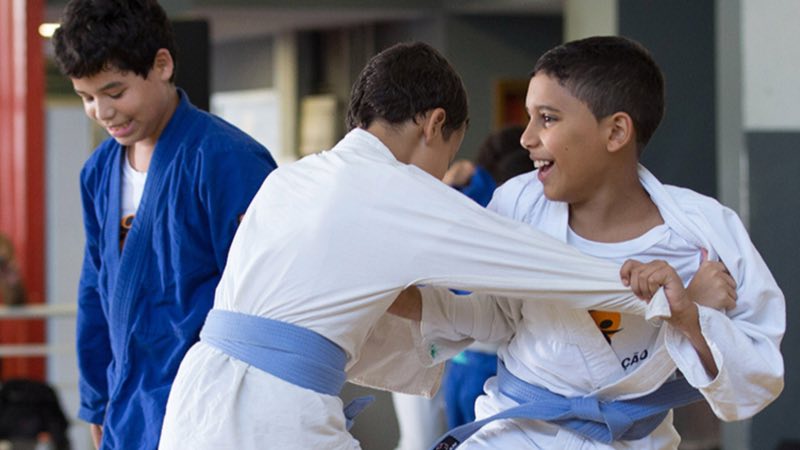 Crianças lutando artes marciais