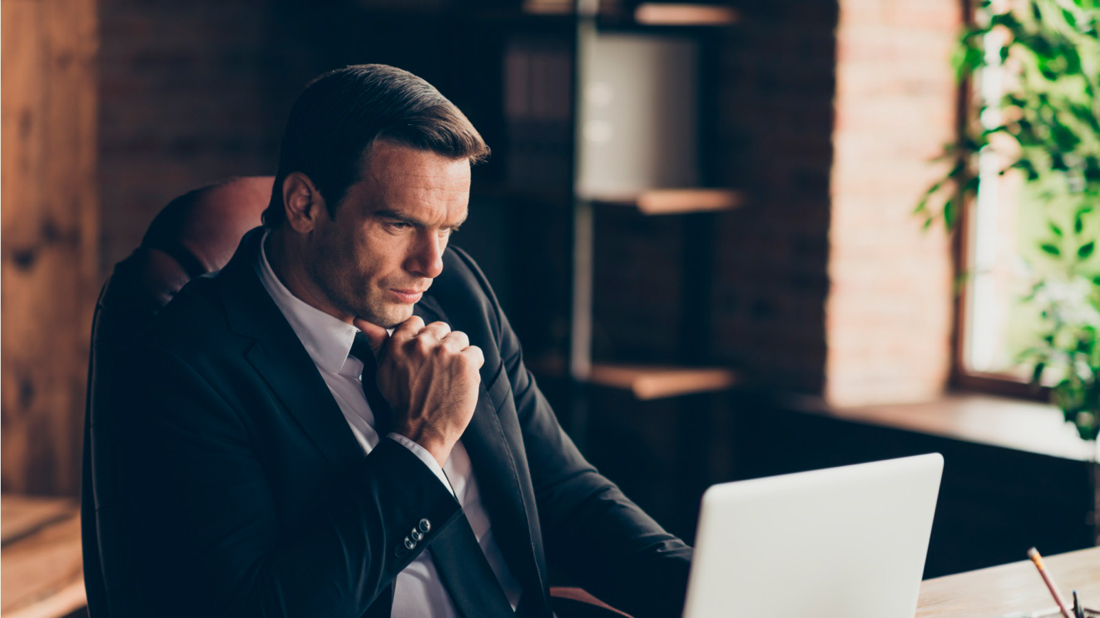 Homem empresário olhando computador