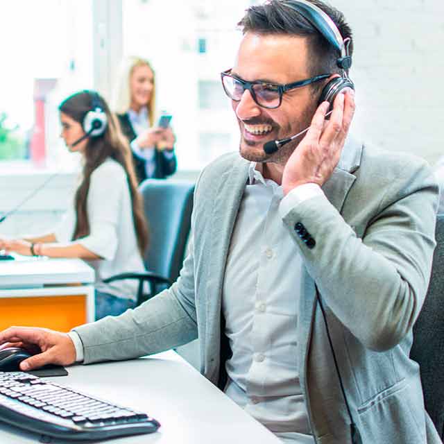 Homem em escritório falando em headset