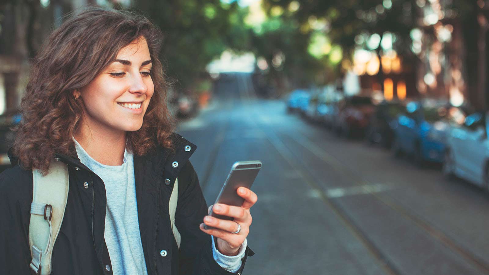 Mulher com celular na mão