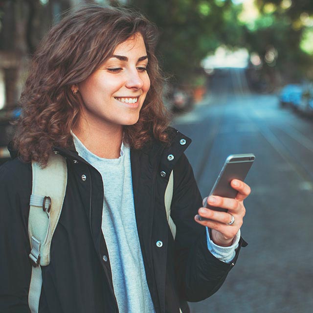 Mulher com celular na mão