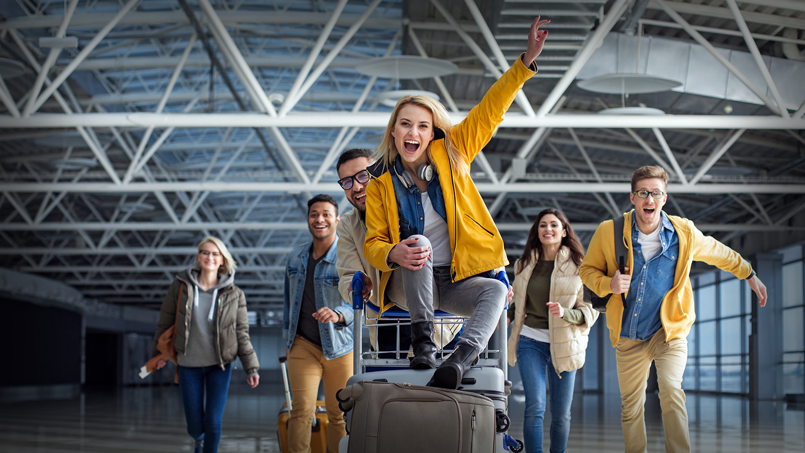 Pessoas correndo animadas no aeroporto