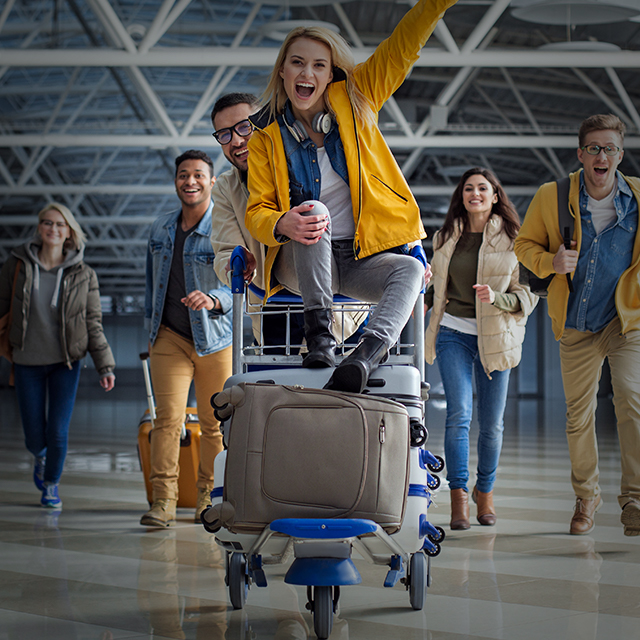 Pessoas correndo animadas no aeroporto