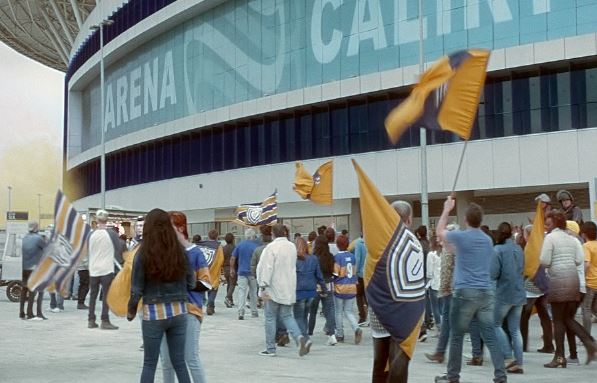 Torcedores na entrada do estádio