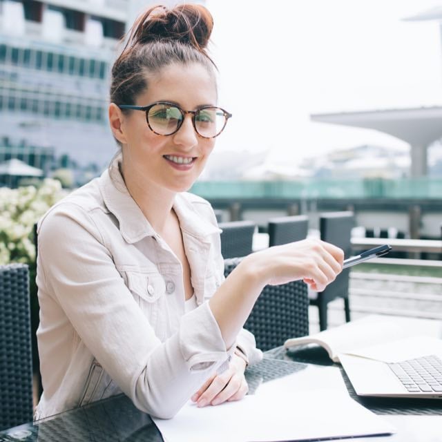 Mulher trabalhando com cadernos e notebook