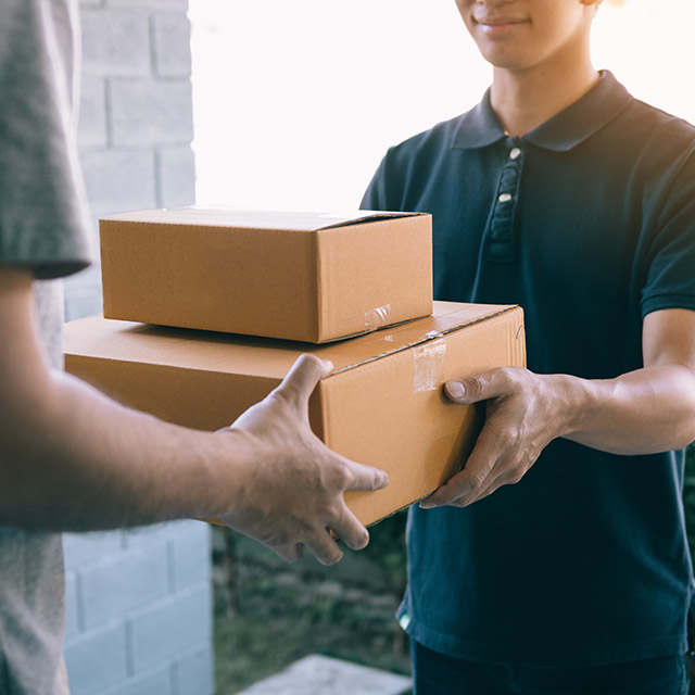 Jovem faz entrega de algumas caixas