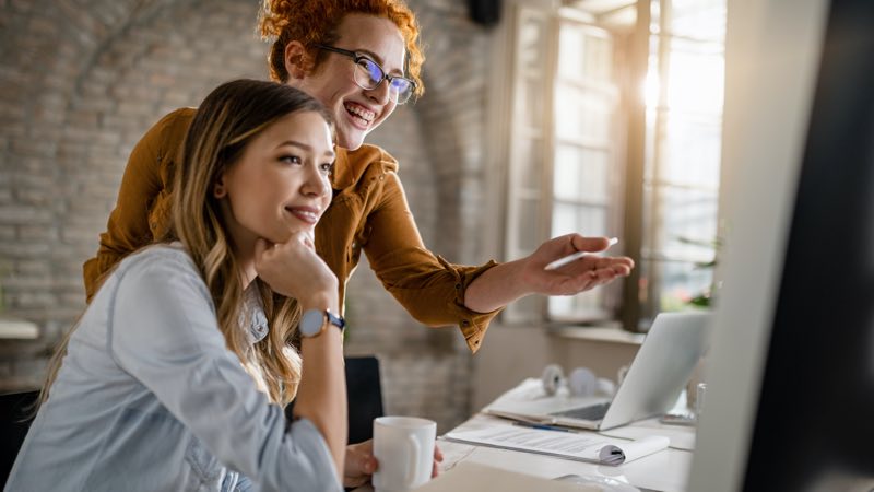 Duas mulheres em frente ao computador