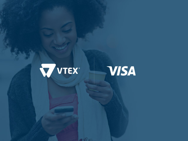 Mulher sorrindo para o celular no fundo da imagem, com uma camada de azul em meia opacidade cobrindo a fotografia. Por cima, as logos de VTEX e Visa em branco.