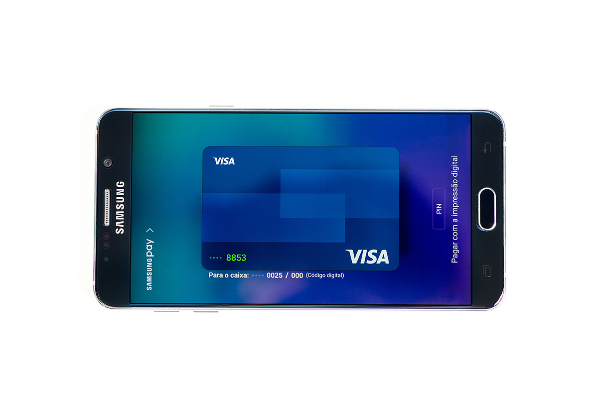 Pulseira Bradesco Visa Celular que faz pagamento por aproximação, com o cartão virtual aparecendo na tela