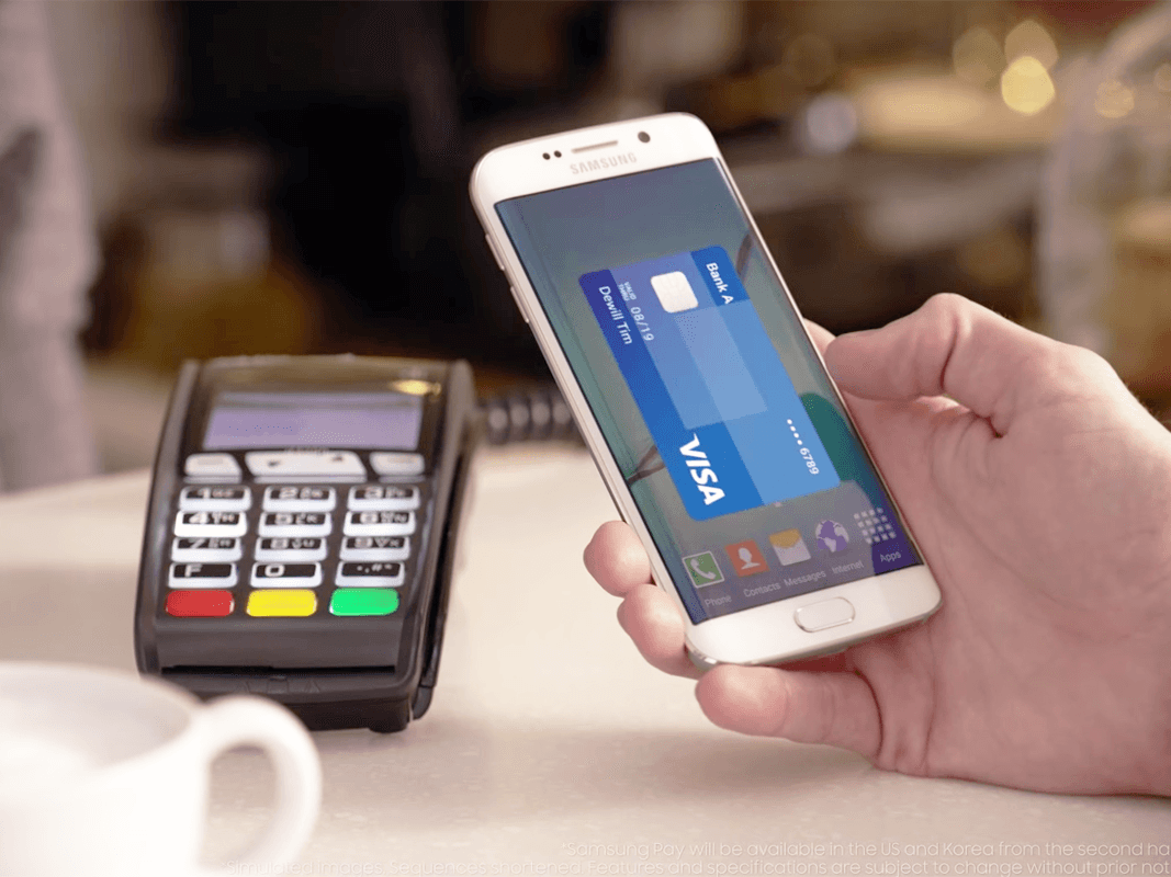 Pulseira Bradesco Visa Celular que faz pagamento por aproximação, com o cartão virtual aparecendo na tela