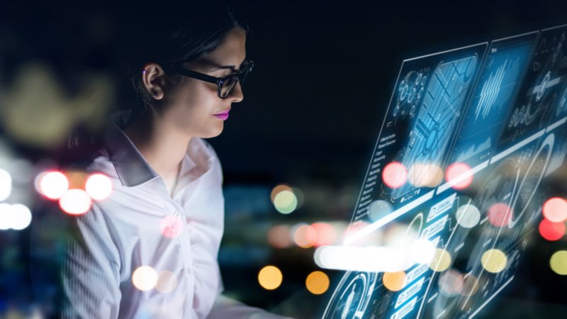 Mulher em frente ao holograma de um monitor