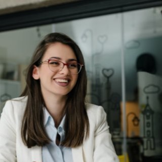 Mulher de perfil executivo sorrindo