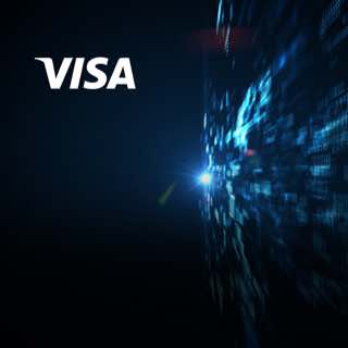 Logo da Visa em branco sobre fundo azul escuro, ao lado de luzes azuis desformes que transmitem a impressão de passar em alta velocidade