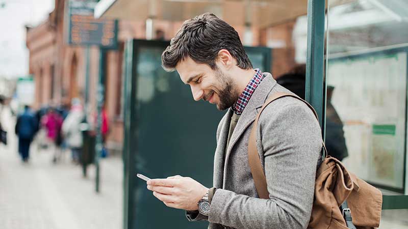 Homem sorrindo para o celular