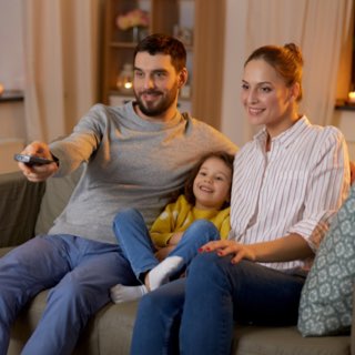 Família assistindo televisão.