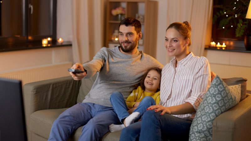 Família assistindo televisão.