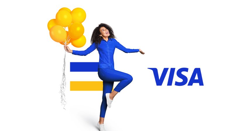 Imagem de uma mulher feliz ao lado do logo da Visa