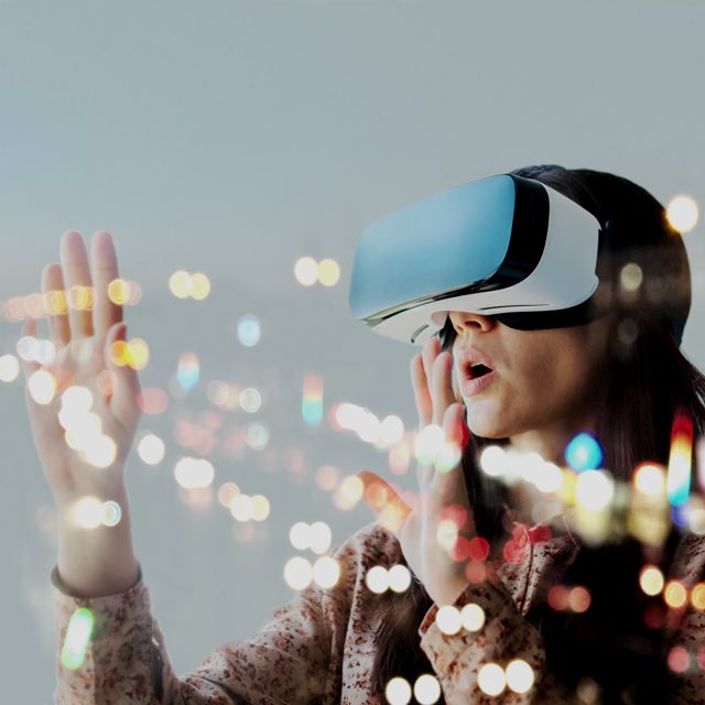 Imagem exibe mulher usando óculos de realidade virtual