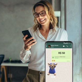 Mulher olhando transferência recebida através do WhatsApp.