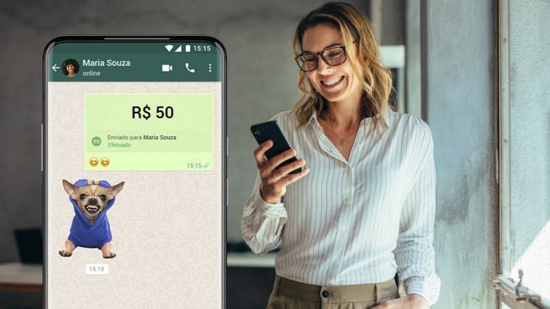 Mulher olhando transferência recebida através do WhatsApp.