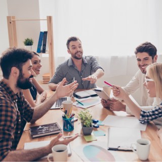 Pessoas sorrindo e debatendo ideias.