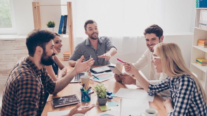 Pessoas sorrindo e debatendo ideias.