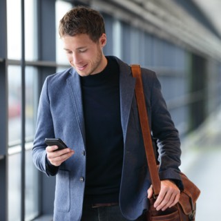 Homem lendo notícia no celular.