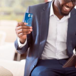 Homem com cartão