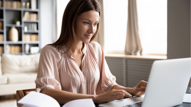 Imagem de uma mulher trabalhando em frente ao computador