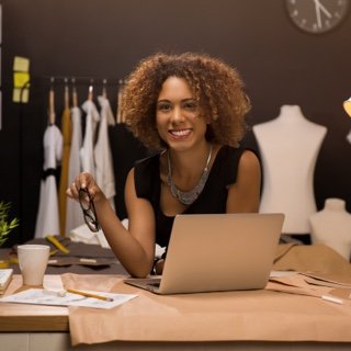 Empreendedora sorrindo.