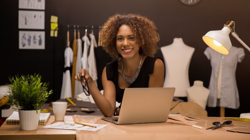 Empreendedora sorrindo.