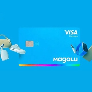 Cartão de crédito Magalu, Itaú e Visa cercado por diversos produtos