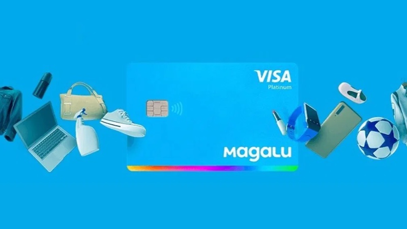Cartão de crédito Magalu, Itaú e Visa cercado por diversos produtos