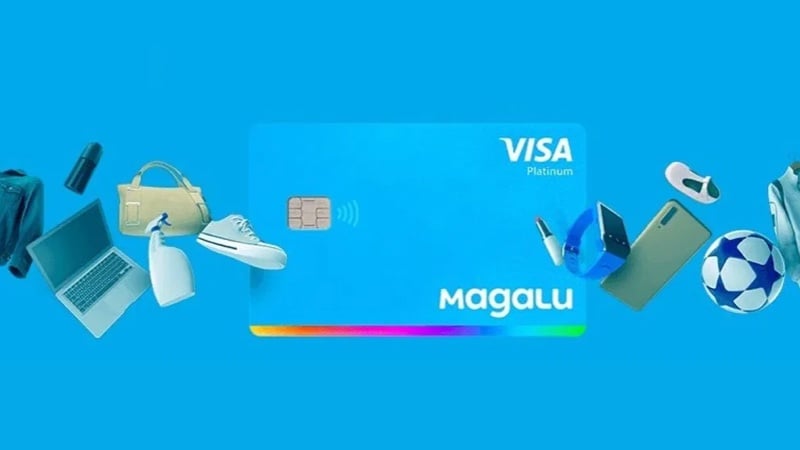 Cartão de crédito Magalu, Itaú e Visa cercado por diversos produtos