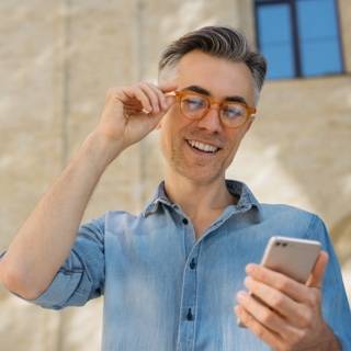 Imagem de um homem utilizando seu smartphone