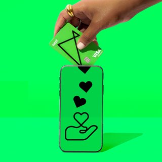 Pessoa inserindo cartão next Visa em um smartphone com a imagem de uma mão recebendo corações. Peça de divulgação da parceria do next com o programa de Causas da Visa