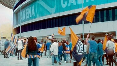 grupo de personas con banderas