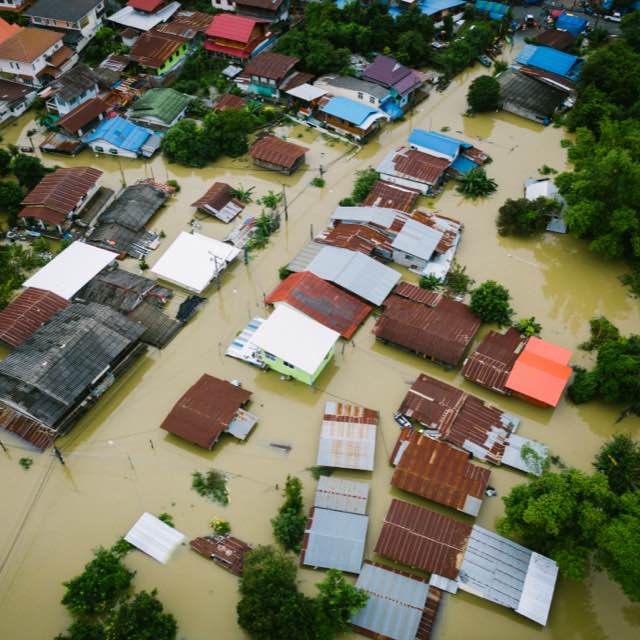 Imagem aérea de casas atingidas pela enchente