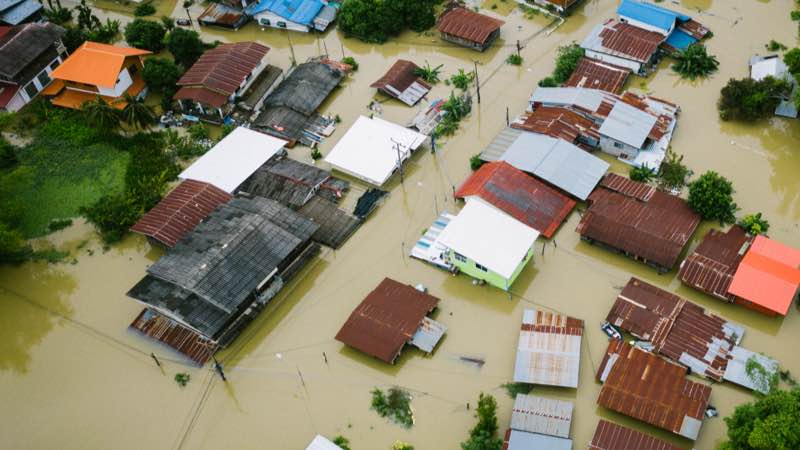 Imagem aérea de casas atingidas pela enchente