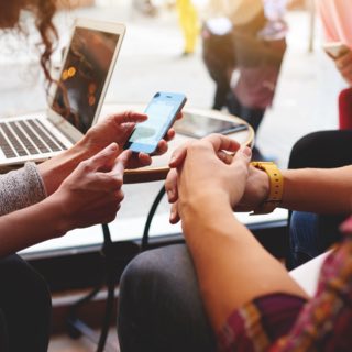 Pessoas utilizando smartphone