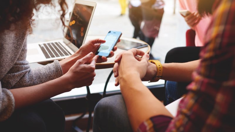 Pessoas utilizando smartphone