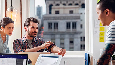2 hombres y una mujer conversando