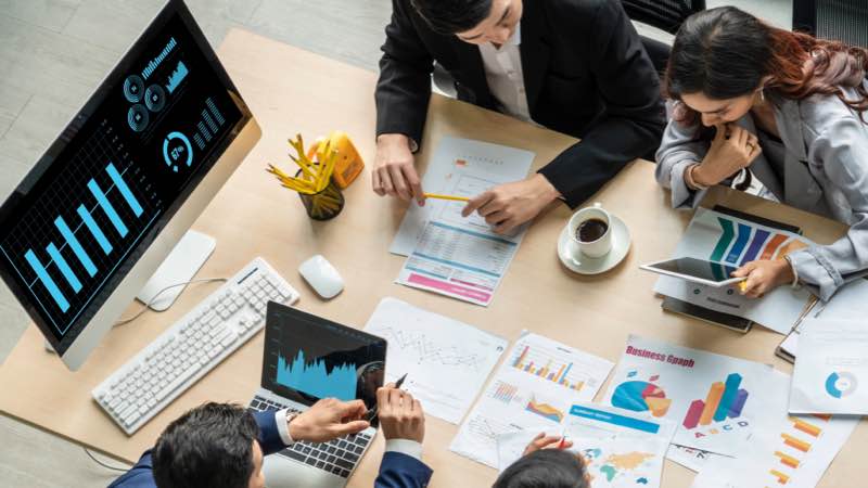 Imagem de pessoas analisando dados em ambiente de trabalho