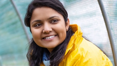 Mulher sorridente com casaco amarelo