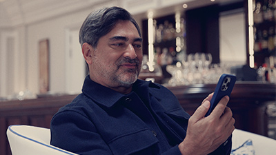 Zeca Camargo olhando para o celular