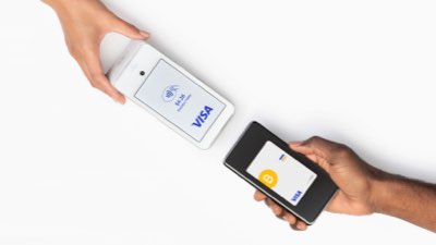 Imagem de uma pessoa realizando pagamento por aproximação com smartphone