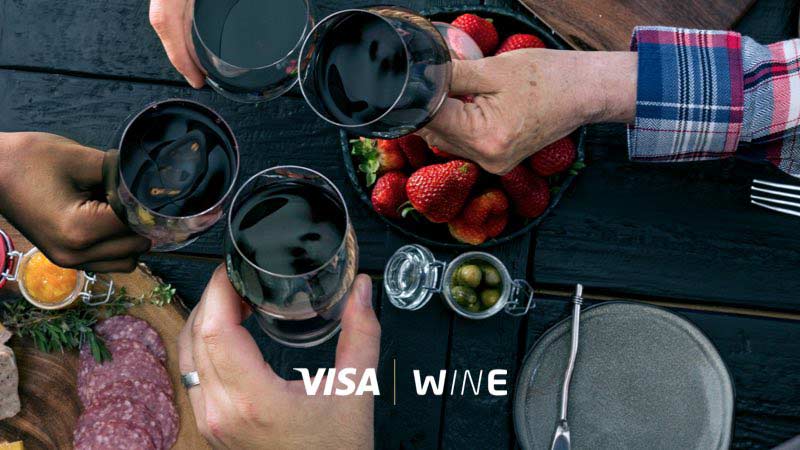Clube Wine Mãos brindando com suas taças de vinho
